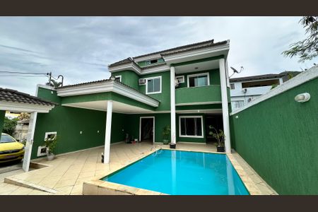 Casa de condomínio para alugar com 300m², 3 quartos e 3 vagasFachada