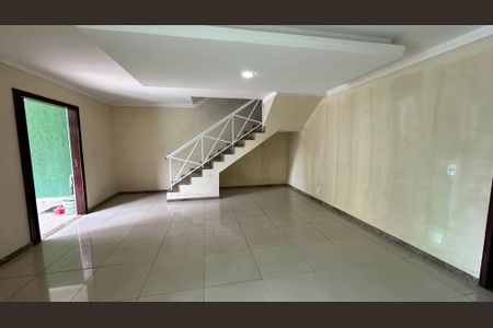 Casa de condomínio para alugar com 300m², 3 quartos e 3 vagasSala