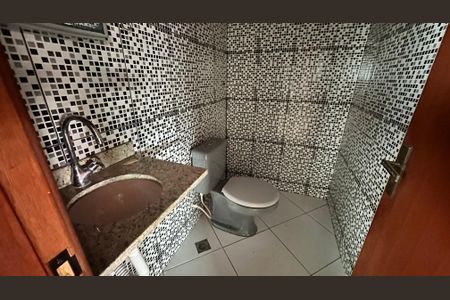 Casa de condomínio para alugar com 300m², 3 quartos e 3 vagasBanheiro Social