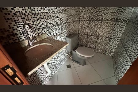 Casa de condomínio para alugar com 300m², 3 quartos e 3 vagasBanheiro Social