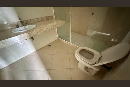 Casa de condomínio para alugar com 300m², 3 quartos e 3 vagasBanheiro quarto 2