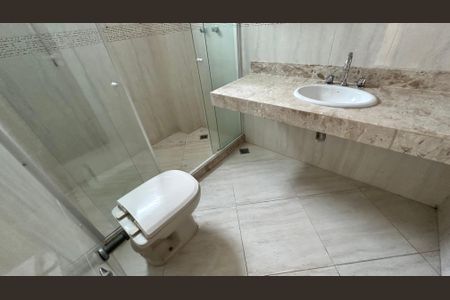 Casa de condomínio para alugar com 300m², 3 quartos e 3 vagasBanheiro quarto 3