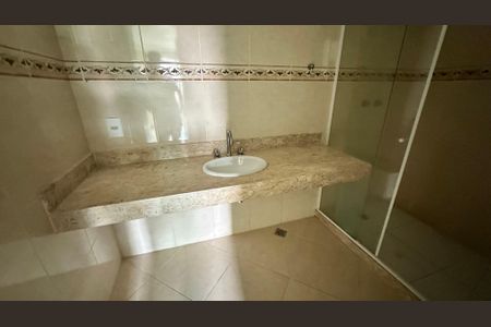 Casa de condomínio para alugar com 300m², 3 quartos e 3 vagasBanheiro quarto 2