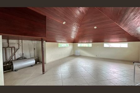 Casa de condomínio para alugar com 300m², 3 quartos e 3 vagasSótão 