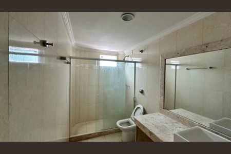 Casa de condomínio para alugar com 300m², 3 quartos e 3 vagasBanheiro quarto 1