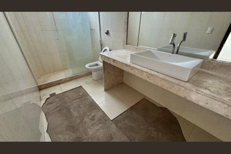 Casa de condomínio para alugar com 300m², 3 quartos e 3 vagasBanheiro quarto 1