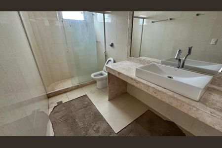 Casa de condomínio para alugar com 300m², 3 quartos e 3 vagasBanheiro quarto 1