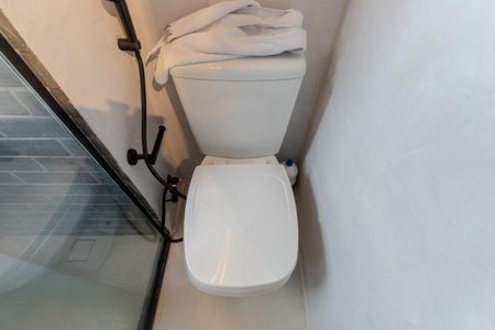 Banheiro de kitnet/studio para alugar com 1 quarto, 25m² em Bela Vista, São Paulo