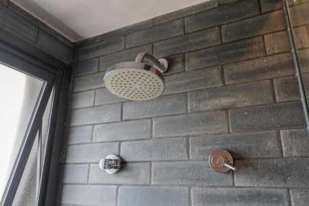 Banheiro de kitnet/studio para alugar com 1 quarto, 25m² em Bela Vista, São Paulo