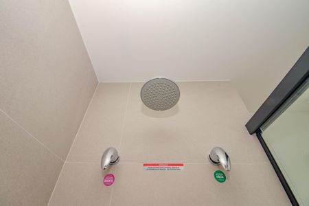 Banheiro de kitnet/studio à venda com 1 quarto, 25m² em Boa Vista, Porto Alegre