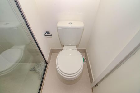 Banheiro de kitnet/studio à venda com 1 quarto, 25m² em Boa Vista, Porto Alegre