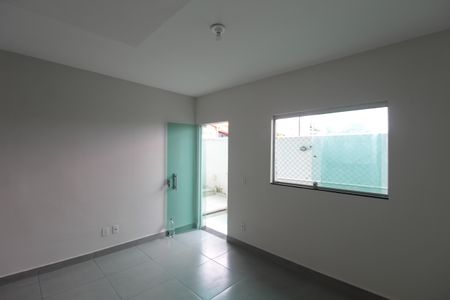 Sala de casa de condomínio para alugar com 2 quartos, 70m² em Minas Caixa, Belo Horizonte
