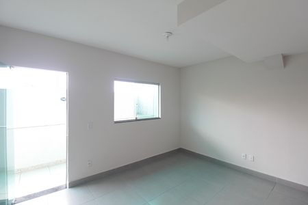 Sala de casa de condomínio para alugar com 2 quartos, 70m² em Minas Caixa, Belo Horizonte