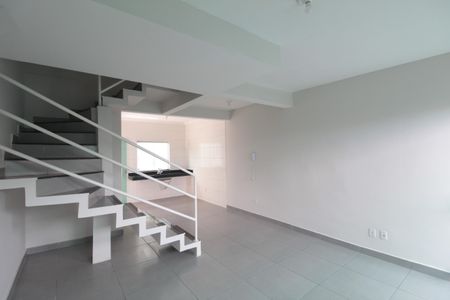 Sala de casa de condomínio para alugar com 2 quartos, 70m² em Minas Caixa, Belo Horizonte