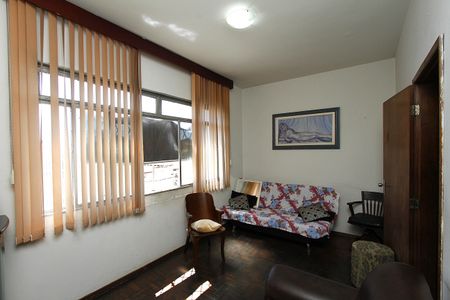 Casa à venda com 336m², 4 quartos e 2 vagasSala