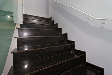 Casa à venda com 152m², 3 quartos e 2 vagasEscada para o segundo piso