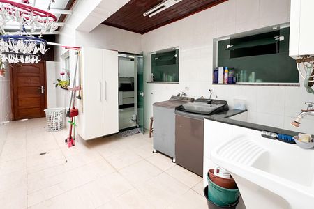 Casa à venda com 448m², 6 quartos e 3 vagas Casa à venda com 448m², 6 quartos e 3 vagasÁrea de Serviço - Casa 1