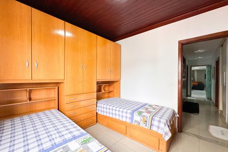 Casa à venda com 448m², 6 quartos e 3 vagas Casa à venda com 448m², 6 quartos e 3 vagasQuarto 2 - Casa 1