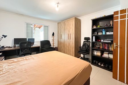 Casa à venda com 448m², 6 quartos e 3 vagas Casa à venda com 448m², 6 quartos e 3 vagasQuarto 1 - Casa 1