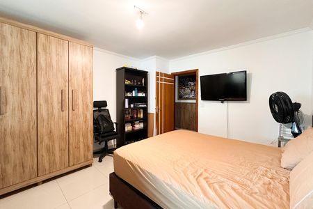 Casa à venda com 448m², 6 quartos e 3 vagas Casa à venda com 448m², 6 quartos e 3 vagasQuarto 1 - Casa 1