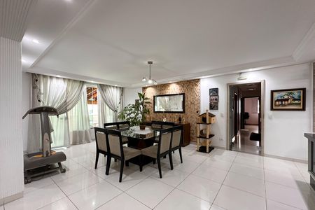 Casa à venda com 448m², 6 quartos e 3 vagas Casa à venda com 448m², 6 quartos e 3 vagasSala de Jantar - Casa 1