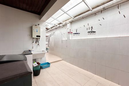 Casa à venda com 448m², 6 quartos e 3 vagas Casa à venda com 448m², 6 quartos e 3 vagasÁrea de Serviço - Casa 1