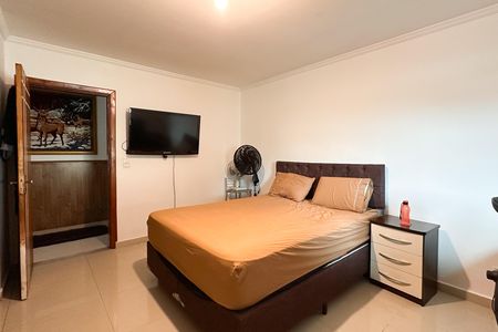 Casa à venda com 448m², 6 quartos e 3 vagas Casa à venda com 448m², 6 quartos e 3 vagasQuarto 1 - Casa 1