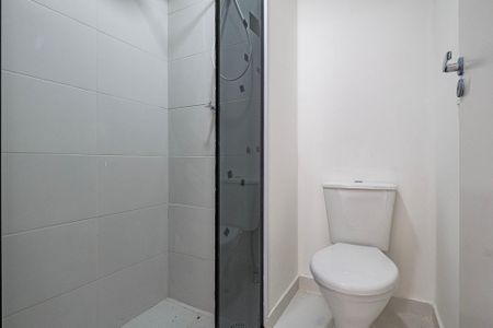 Banheiro de apartamento para alugar com 1 quarto, 28m² em Pinheiros, São Paulo