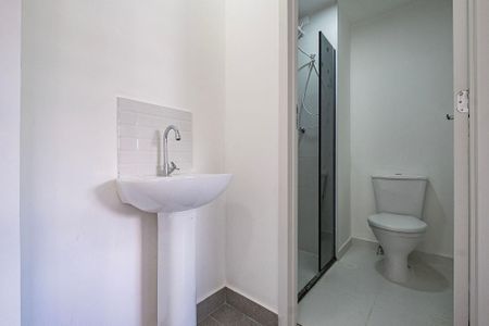 Banheiro de apartamento para alugar com 1 quarto, 28m² em Pinheiros, São Paulo