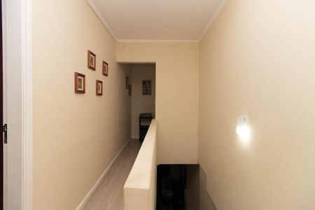 Casa à venda com 174m², 4 quartos e 2 vagas Casa à venda com 174m², 4 quartos e 2 vagasHall da escada