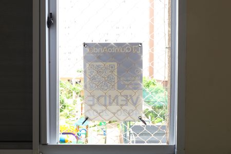 Apartamento à venda com 46m², 2 quartos e 1 vagaPlaca instalada na janela do quarto do imóvel - Código da placa: ZNHJ-1317