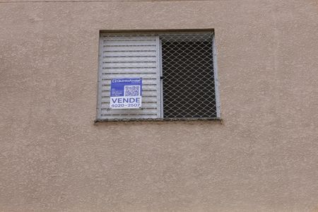 Apartamento à venda com 46m², 2 quartos e 1 vagaPlaca instalada na janela do quarto do imóvel - Código da placa: ZNHJ-1317