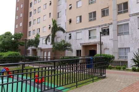 Apartamento à venda com 46m², 2 quartos e 1 vagaPlaca instalada na janela do quarto do imóvel - Código da placa: ZNHJ-1317