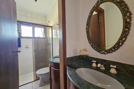 Banheiro social de apartamento para alugar com 3 quartos, 190m² em Jardim Enseada, Guarujá
