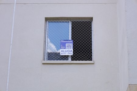 Apartamento para alugar com 32m², 2 quartos e sem vagaPlaca instalada na janela do quarto do imóvel (2ºandar) -Código da placa KJFK-552