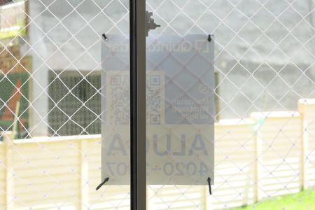 Apartamento para alugar com 32m², 2 quartos e sem vagaPlaca instalada na janela do quarto do imóvel (2ºandar) -Código da placa KJFK-552