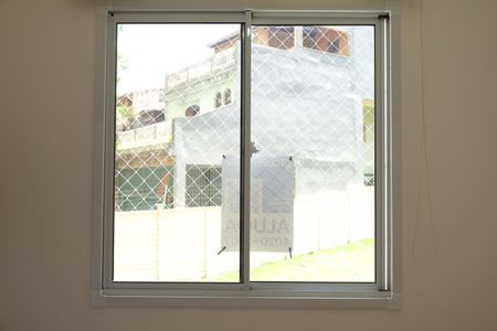 Apartamento para alugar com 32m², 2 quartos e sem vagaPlaca instalada na janela do quarto do imóvel (2ºandar) -Código da placa KJFK-552