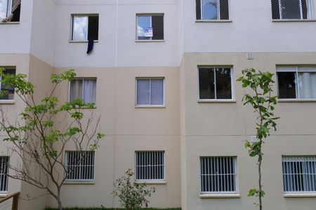 Apartamento para alugar com 32m², 2 quartos e sem vagaPlaca instalada na janela do quarto do imóvel (2ºandar) -Código da placa KJFK-552