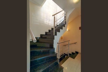 Casa à venda com 180m², 3 quartos e 1 vagaEscada