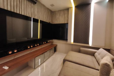 Casa de condomínio à venda com 400m², 4 quartos e 2 vagasSala de TV