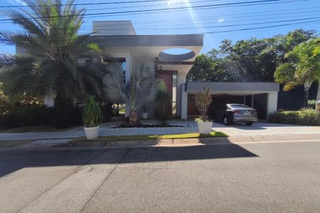 Casa de condomínio à venda com 400m², 4 quartos e 2 vagasFachada