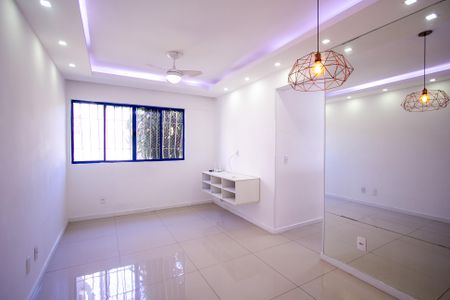 Sala de apartamento para alugar com 2 quartos, 65m² em Colubandê, São Gonçalo