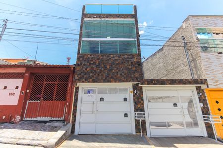 Casa para alugar com 131m², 2 quartos e 2 vagas Casa para alugar com 131m², 2 quartos e 2 vagasFachada