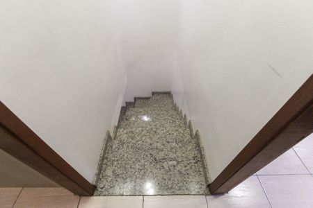 Casa para alugar com 131m², 2 quartos e 2 vagas Casa para alugar com 131m², 2 quartos e 2 vagasEscada