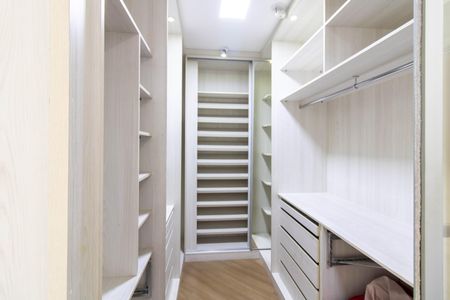 Casa à venda com 225m², 3 quartos e 6 vagas Casa à venda com 225m², 3 quartos e 6 vagasCloset da Suíte