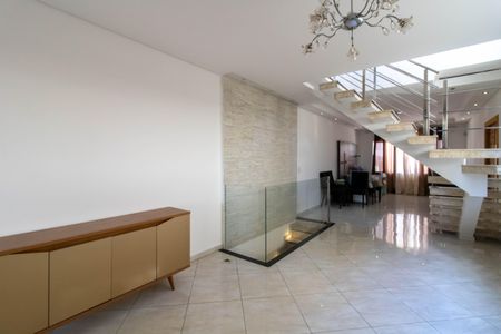 Casa à venda com 225m², 3 quartos e 6 vagas Casa à venda com 225m², 3 quartos e 6 vagasSala