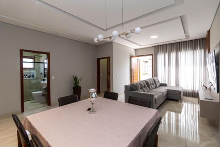 Casa à venda com 200m², 3 quartos e 6 vagas Casa à venda com 200m², 3 quartos e 6 vagasSala