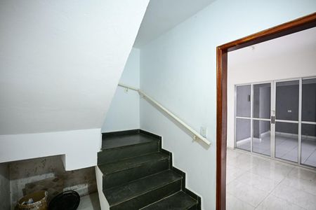 Escada de casa para alugar com 5 quartos, 180m² em Vila Ernesto, São Paulo