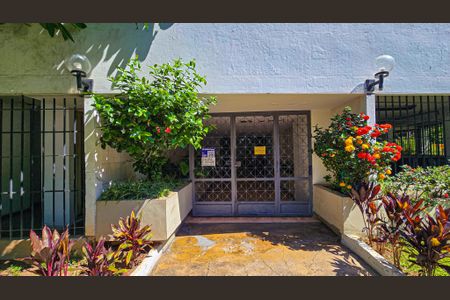 Apartamento à venda com 80m², 2 quartos e 1 vaga Apartamento à venda com 80m², 2 quartos e 1 vagaFachada e portaria com placa