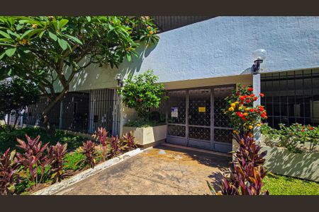 Apartamento à venda com 80m², 2 quartos e 1 vaga Apartamento à venda com 80m², 2 quartos e 1 vagaFachada e portaria com placa